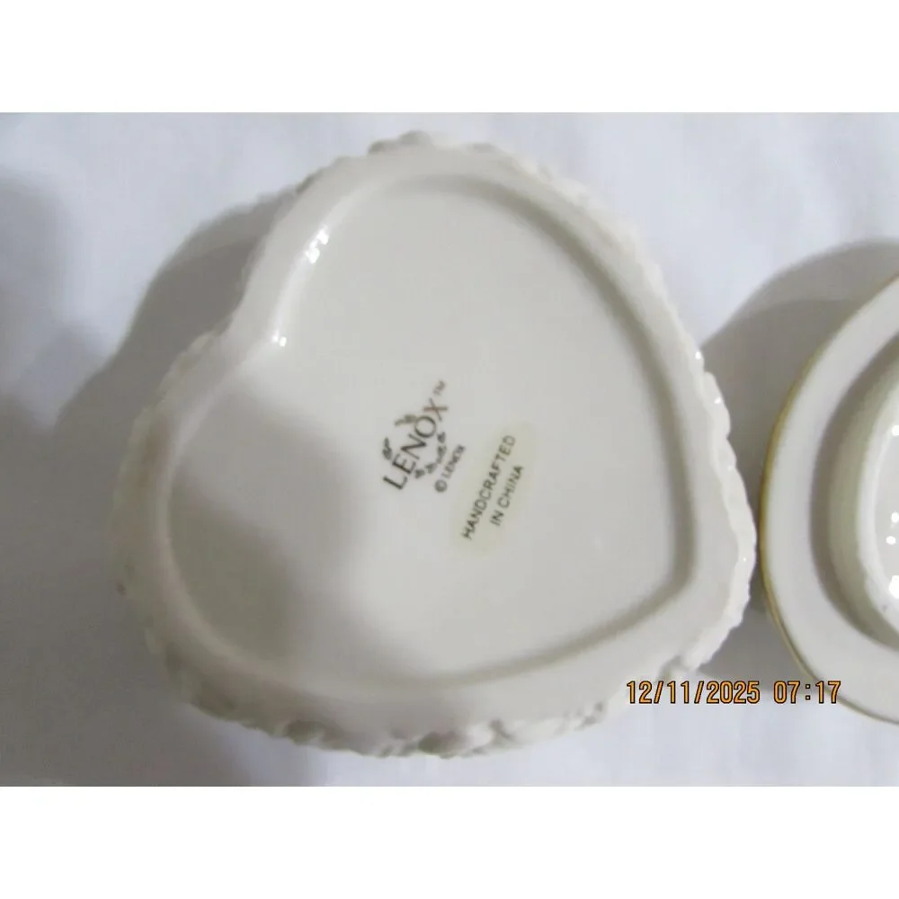Lenox Heart trinket box China 24 karat gold trim off white Roses